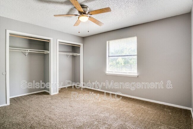 Foto del edificio - 5829 Shadydell Dr