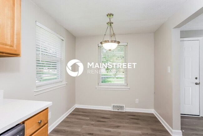 Building Photo - 3 Bedroom Pet-Friendly Home in LOUISVILLE, KY with Main Street Renewal