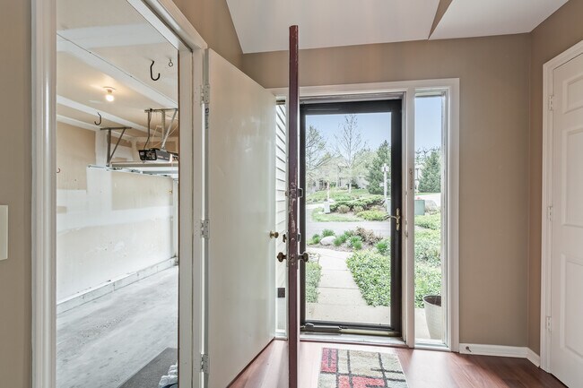 Foto del edificio - 884 N Shoreline Rd