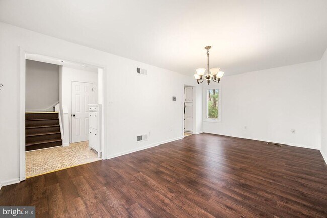 Building Photo - 302 Pinebrooke Cir
