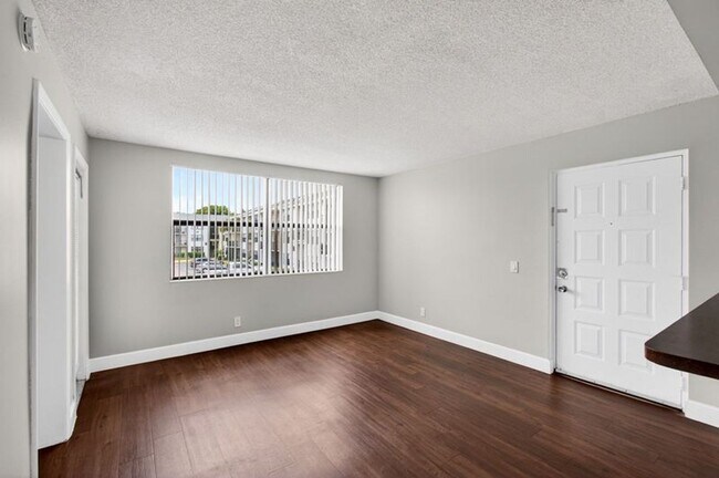 Building Photo - Move-In Ready Rental near Tanger Outlets!