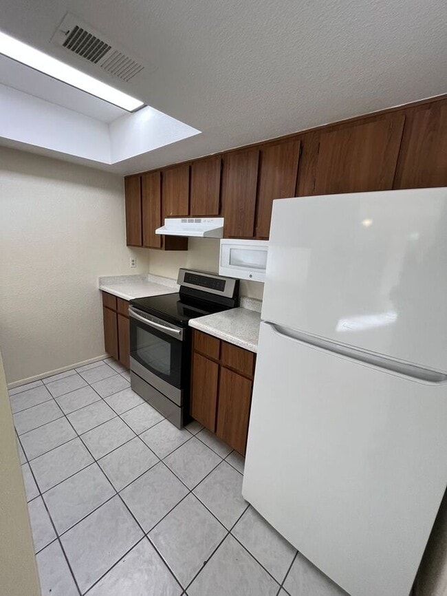 Foto del edificio - 1201 S McClintock Dr