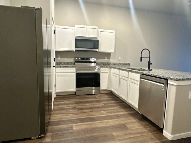 Foto del edificio - Updated Duplex with all appliances provided!