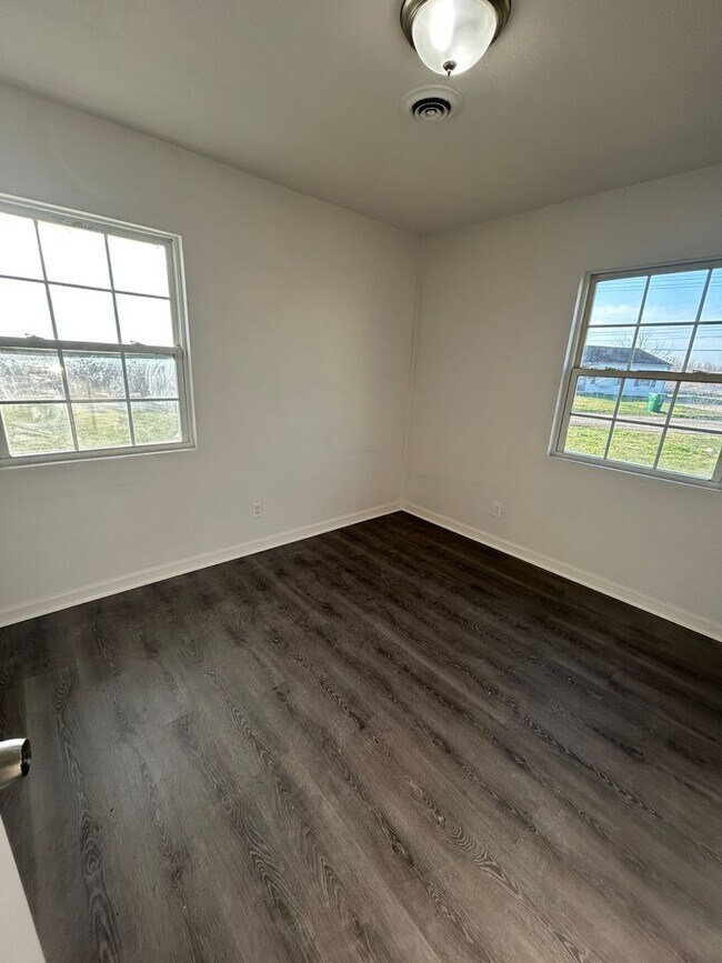 Foto del edificio - For Lease