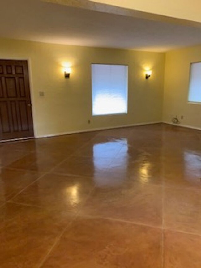 Foto del edificio - 2 Bedroom with Concrete Floors!