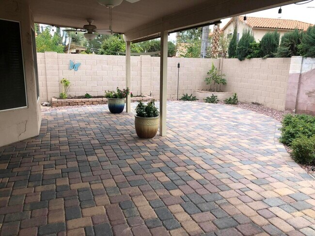 Building Photo - 481 W Smoke Tree Rd