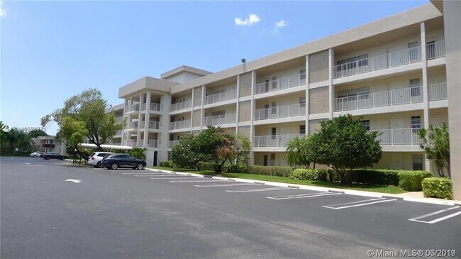 Foto del edificio - 2651 S Palm Aire Dr