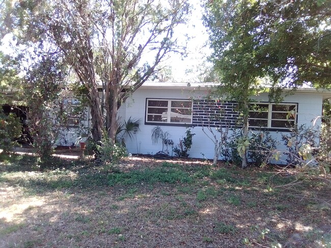 Building Photo - 1705 Roslyn Ave