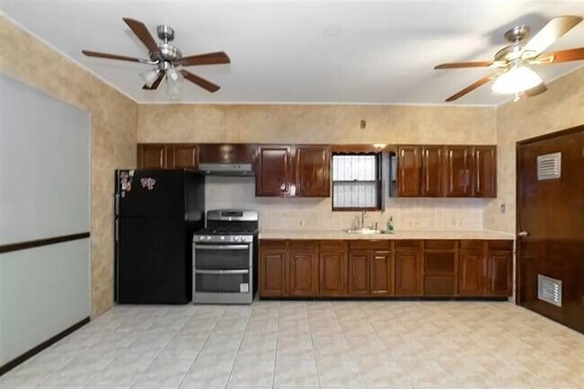 Kitchen - 6404 Smith Ave