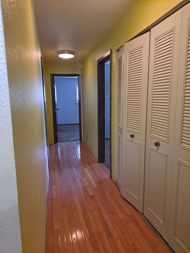 Foto del edificio - ALL PROSPECTIVE TENANTS MUST SUBMIT A $58 NON-REFUNDABLE APPLICATION FEE PER APPLICANT ONLINE AND...