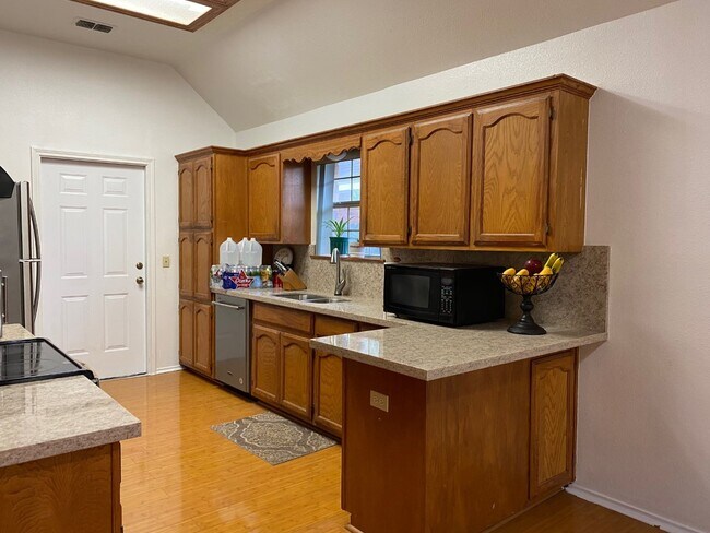Building Photo - 4512 W Jasmine Ave