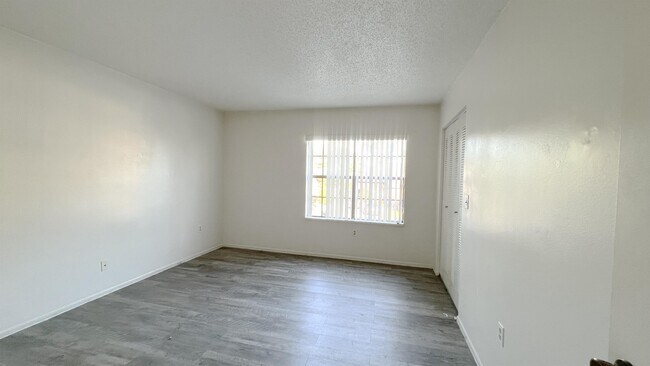 Building Photo - 2718 Tally Ho Ave