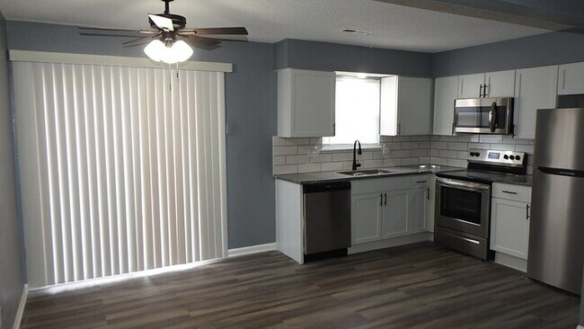 Foto del edificio - Blue Springs - 2 bed - 1.5 bath Townhome