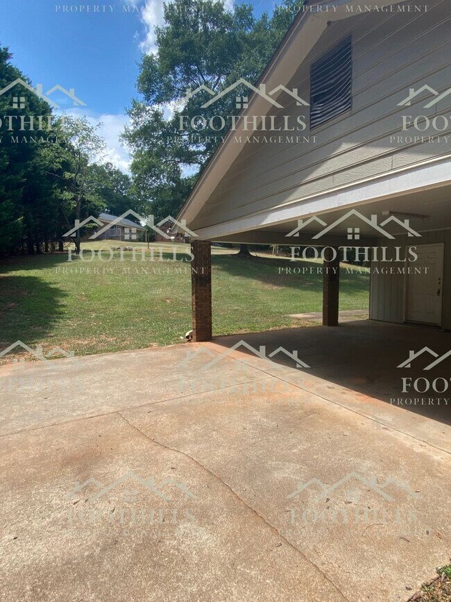 Building Photo - 3 Bedroom 2 Bath Single Family Home Off Ce...