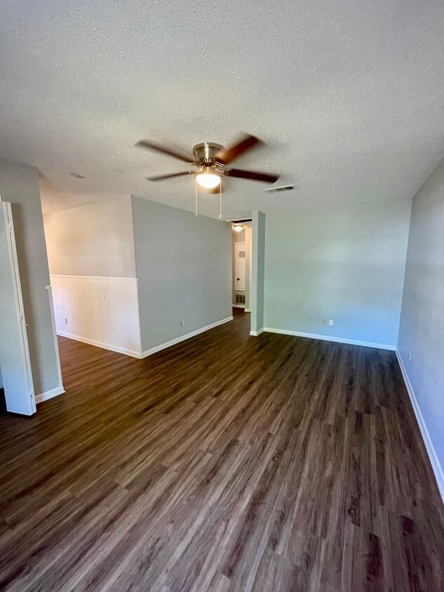 Primary Photo - 29 E Laramie Dr