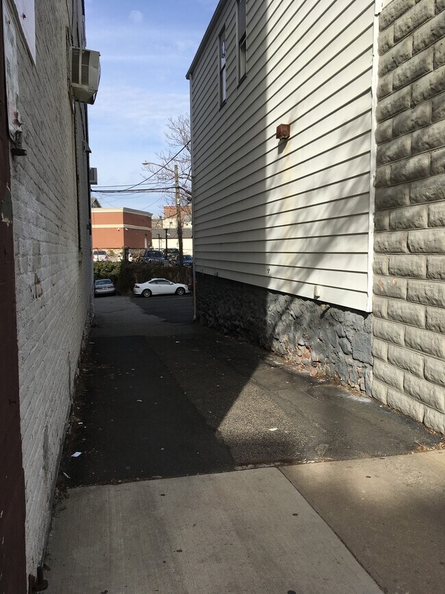 Building Photo - Spacious 2 bedroom in the heart of Montclair!