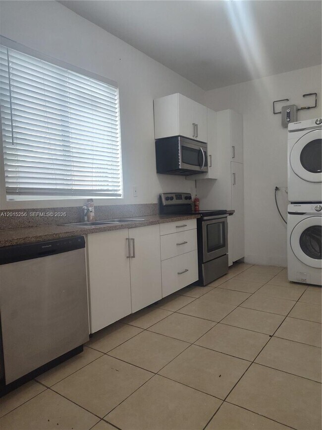 Foto del edificio - 8028 NW 5th Ct