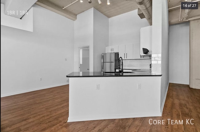 Foto del edificio - 320 W 7th St