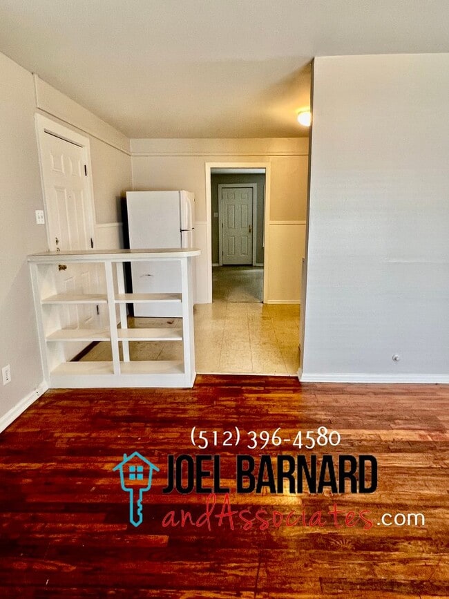 Building Photo - Availably July 12: Charming 3 Bedroom 1 Ba...