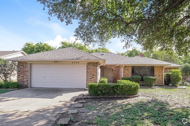 Building Photo - 5732 Bermuda Dr