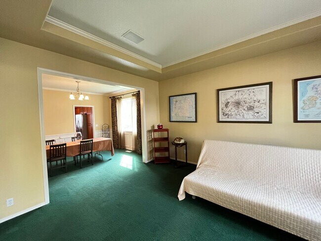 Building Photo - Spacious 5 Bed + Bonus Room 3 Bath House i...