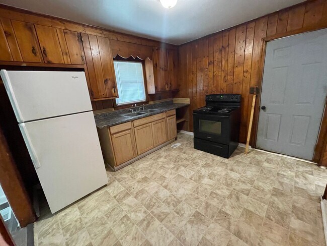 Building Photo - 3 bedroom 1 bathroom house available
