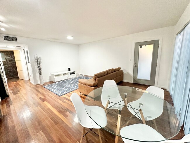 Building Photo - Tastefully furnished 1bed/1bath in the hea...