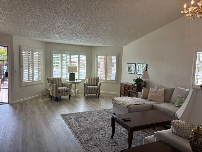 Foto del edificio - Lovely updated 3 bed 2 bath home in Leisure World a 45+ Active Adul Resort Community. Available J...