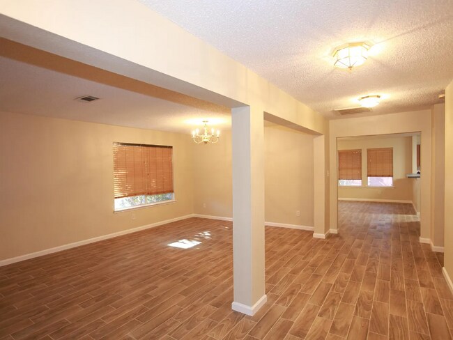 Foto del edificio - 955 Wisperwood Dr