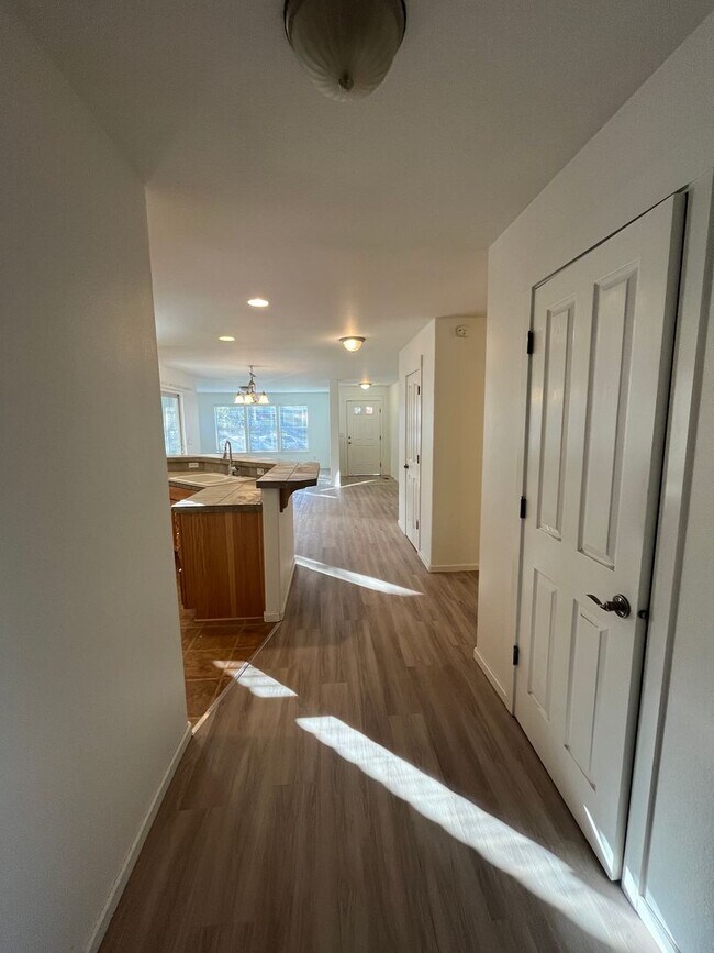 Building Photo - 3 bedroom, 2 bathroom single story home in...
