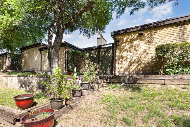 Foto del edificio - 4665 Country Creek Dr
