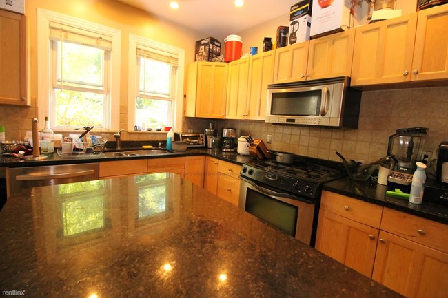 Building Photo - 4 br, 2.5 bath  - 11 Bayard St # Gnc