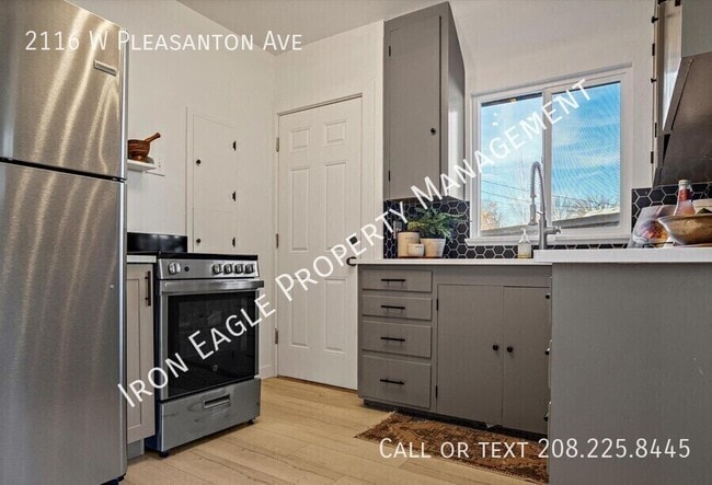 Building Photo - 2116 W Pleasanton Ave