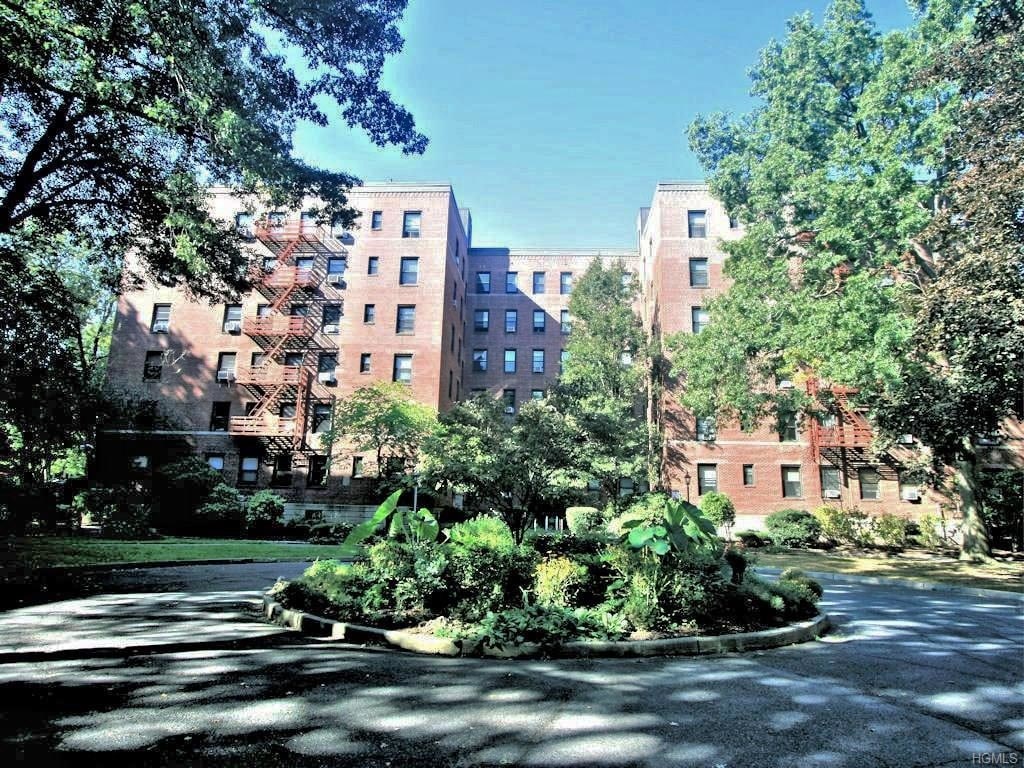 Primary Photo - 111 Larchmont Acres