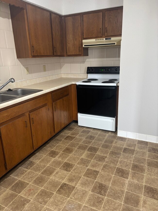 Building Photo - Bonner Springs Apartment Complex
