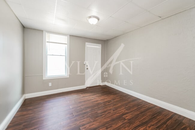 Building Photo - Charming 2BR 1BA Home