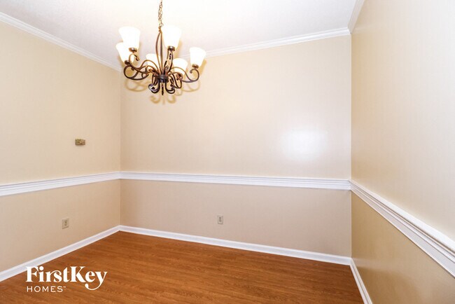 Building Photo - 700 Walnut Woods Cove S