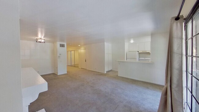 Foto del edificio - Spacious Studio by South Coast Plaza!
