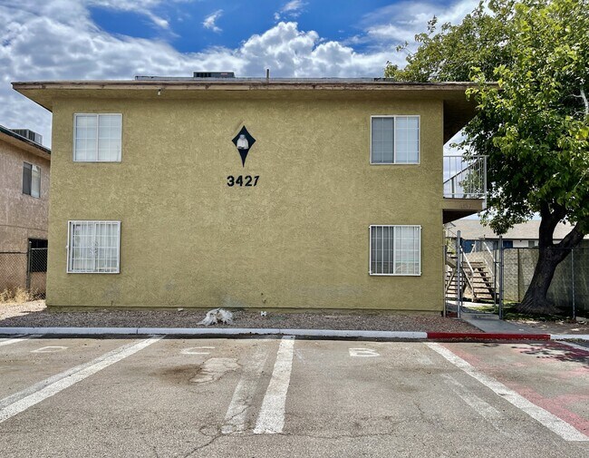 Foto del edificio - HIVE SUMMER MOVE-IN SPECIAL: DOWNSTAIRS CONDO | RECENLY REHABBED 2 BEDROOM 1 BATH | ACROSS FROM C...