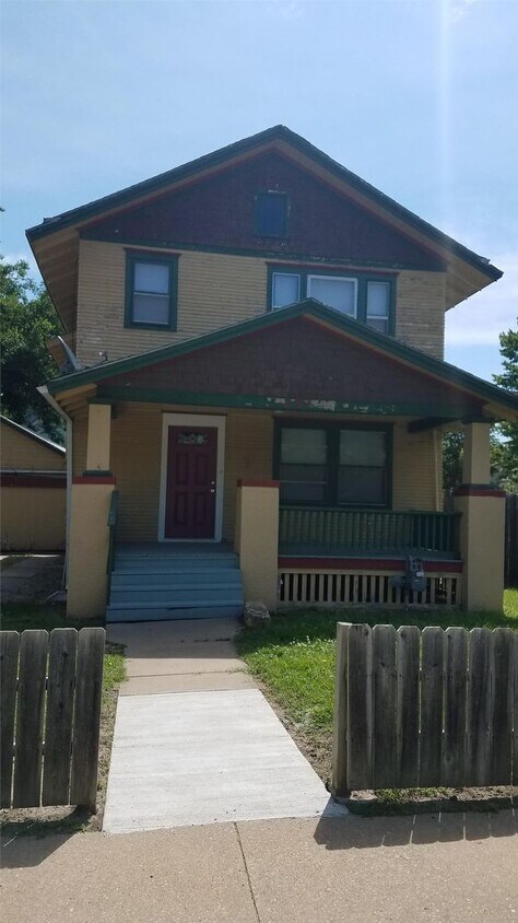 Primary Photo - 251 S. College