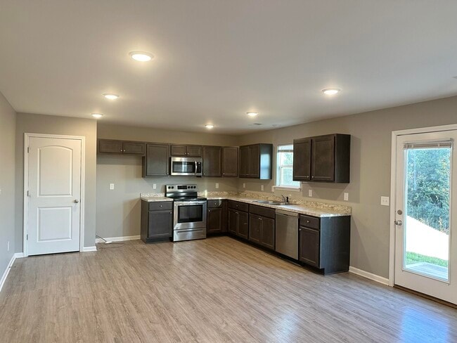Foto del edificio - 2452 Feathersound Wy