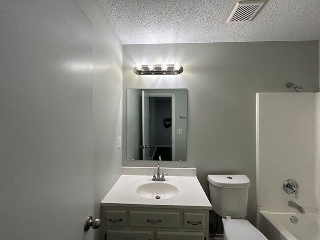 Foto del edificio - 6410 Jamestown Ave