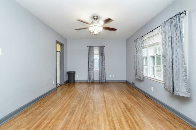 Building Photo - 819 Bertrand St