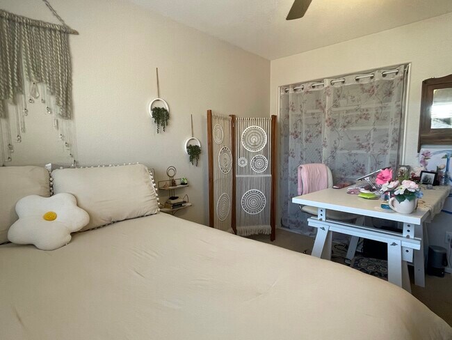 Building Photo - 3041 Rancho la Presa