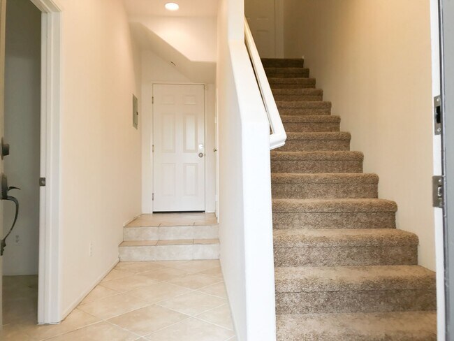 Foto del edificio - Tri-level 3BR/3.5BATH Townhouse Near Old T...