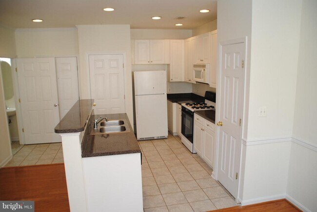 Building Photo - 2664 Manhattan Pl