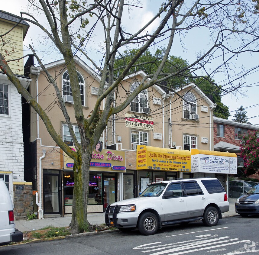 Building Photo - 3911-3915 Dyre Ave