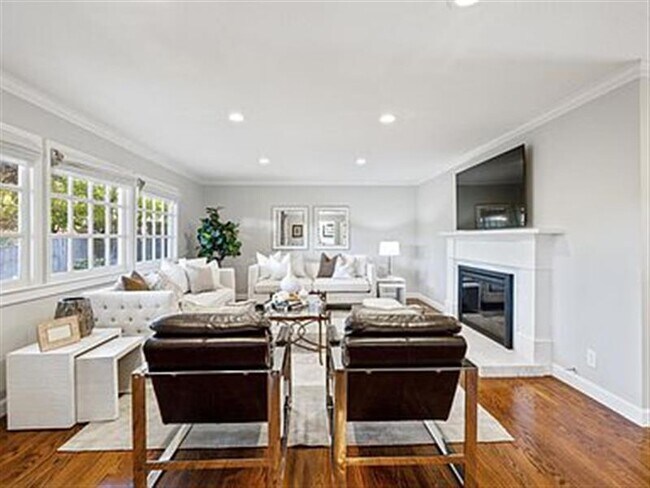 Foto del edificio - Remodeled interiors 3 Bed 2 Bath in Hillsb...
