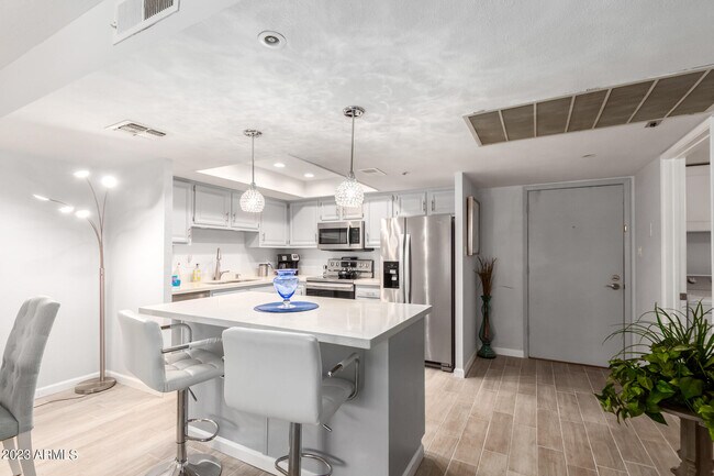 Foto del edificio - 7850 E Camelback Rd