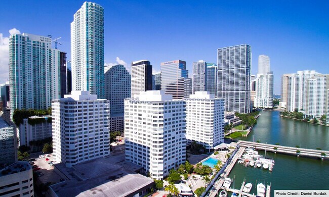 Foto del edificio - 905 Brickell Bay Dr